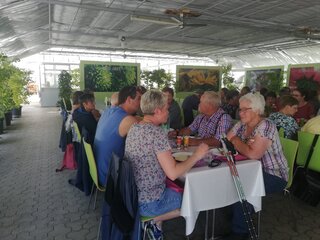 Feines Mittagessen im Gewächshaus der Firma A. Vogel